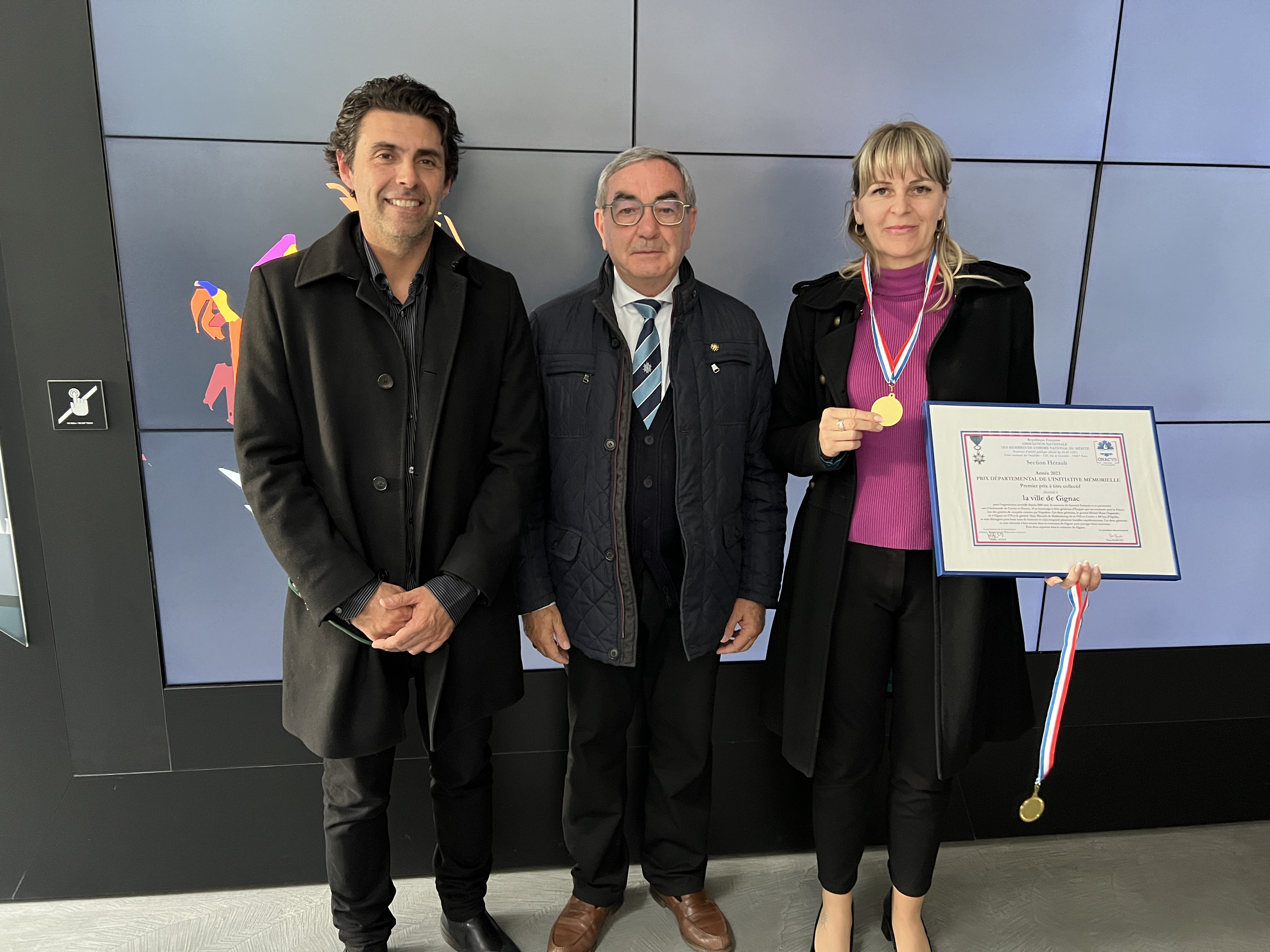 Remise du diplôme et des médailles à Marija SCULACI, directrice des écoles départementales pour la préfète du comté de Karlovac, avec Didier Nadal, adjoint au maire de Gignac.