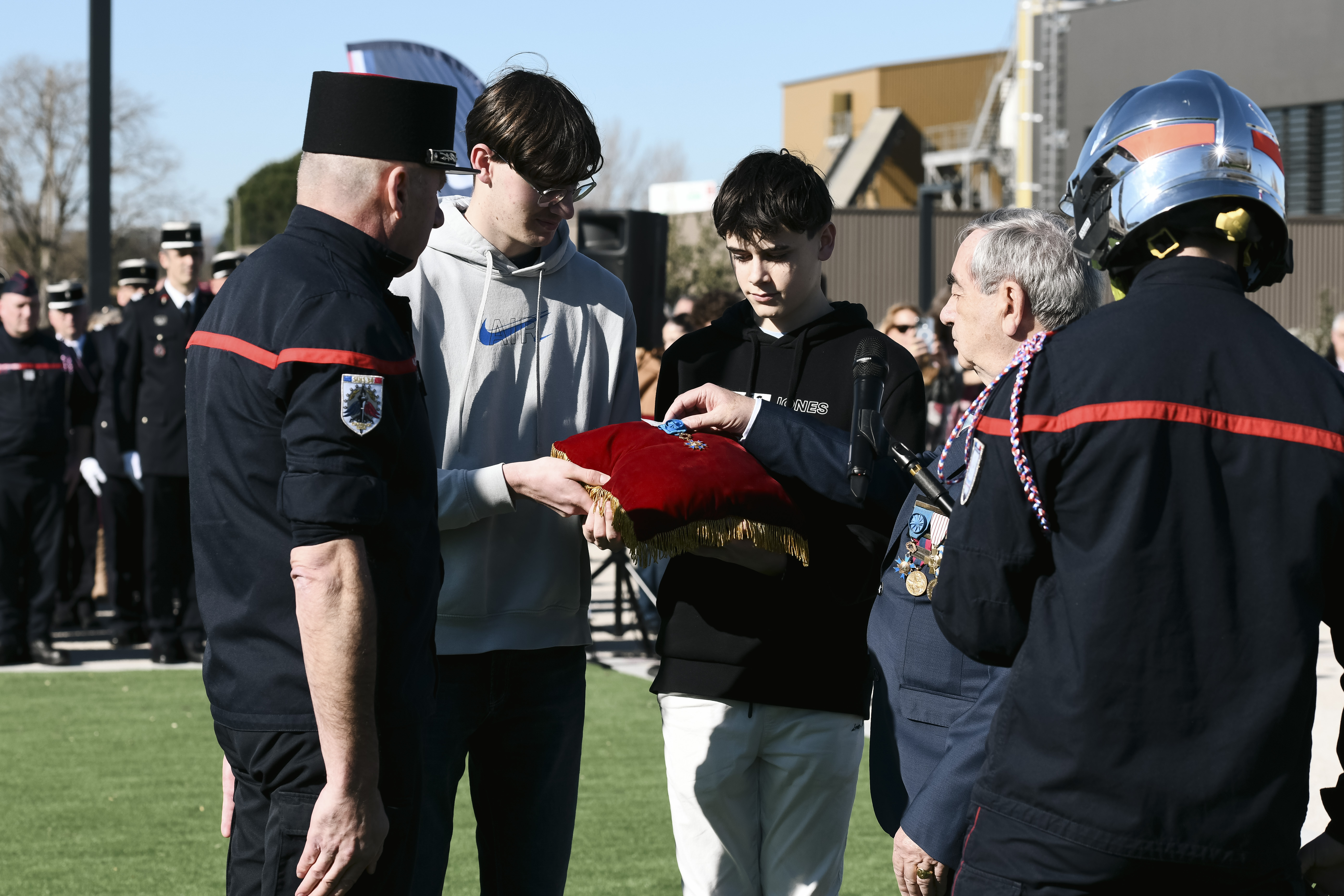 Lundi 3 février 2025 - Gignac - Remise de l'insigne d'officier de l'ordre national du Mérite au contrôleur-général Éric FLORES